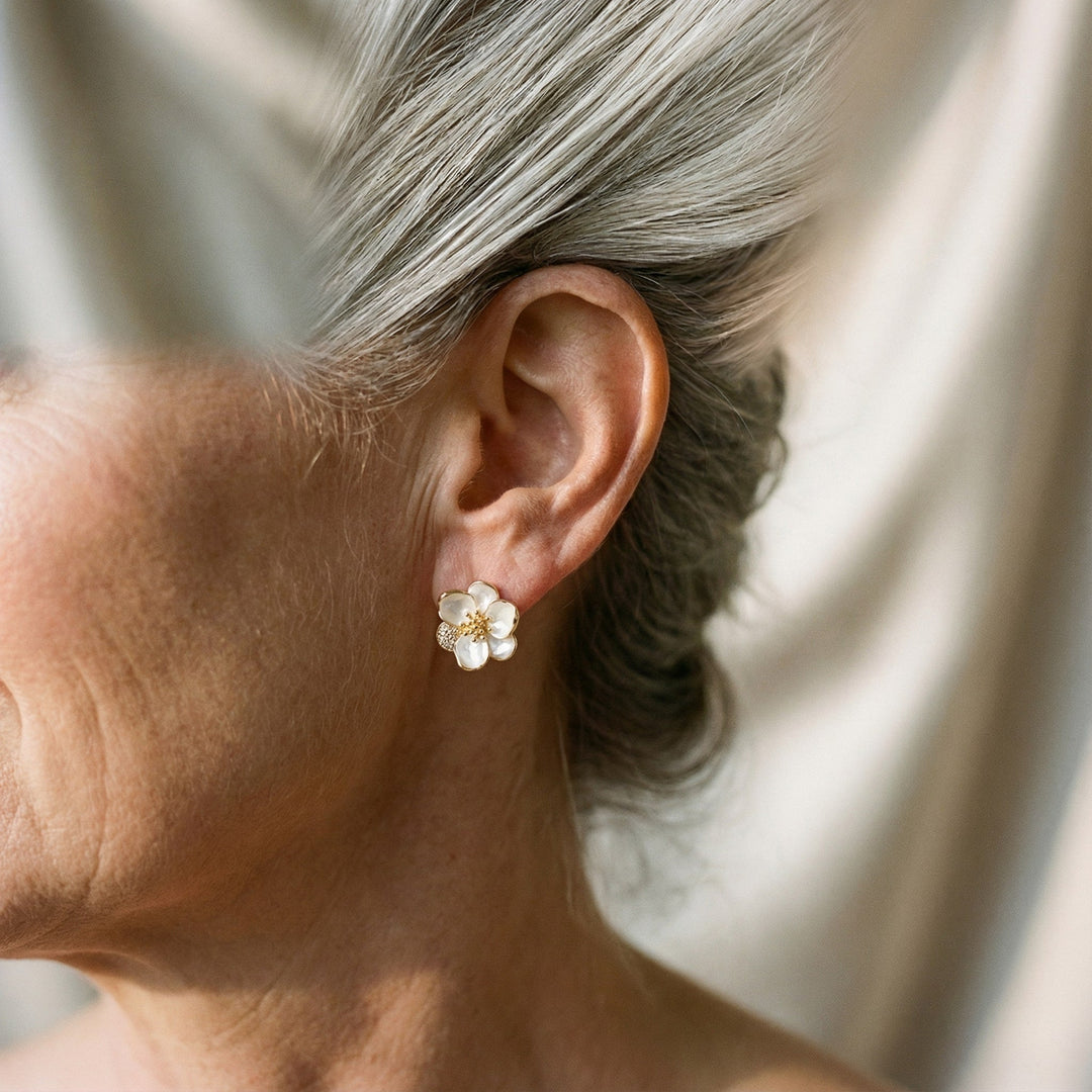 Elegantes pendientes de pétalos en oro