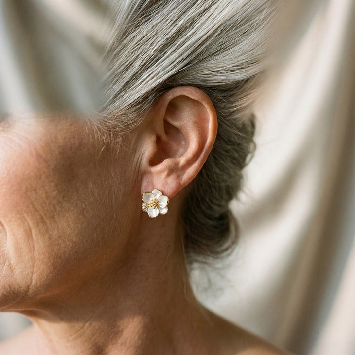 Elegantes pendientes de pétalos en oro