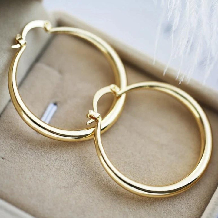 Grandes pendientes en forma de aro en oro
