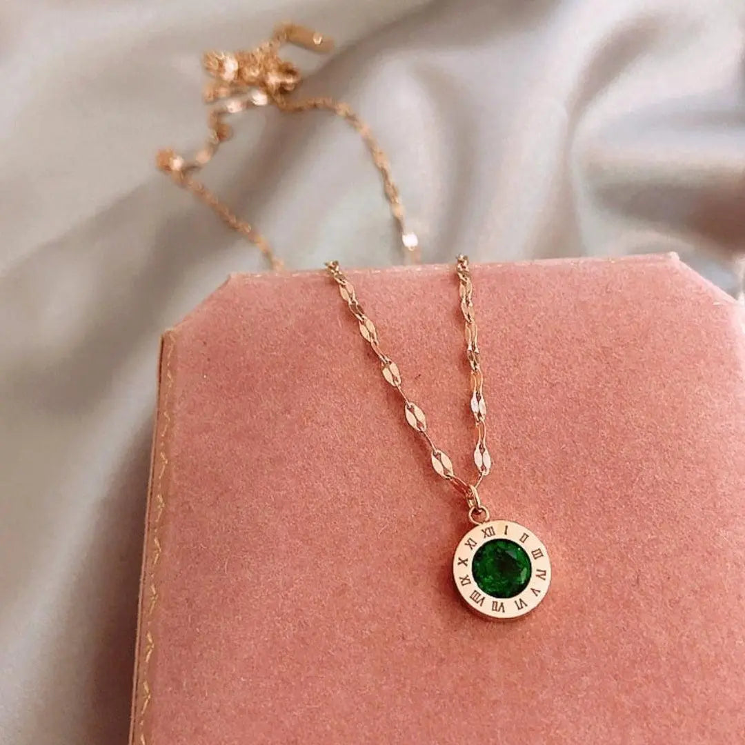 Collar con esmeralda en dorado