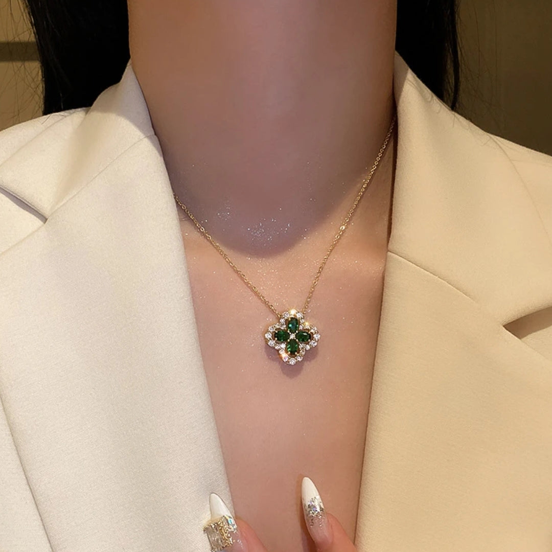 Collar Emerald Shimmering Clover en oro