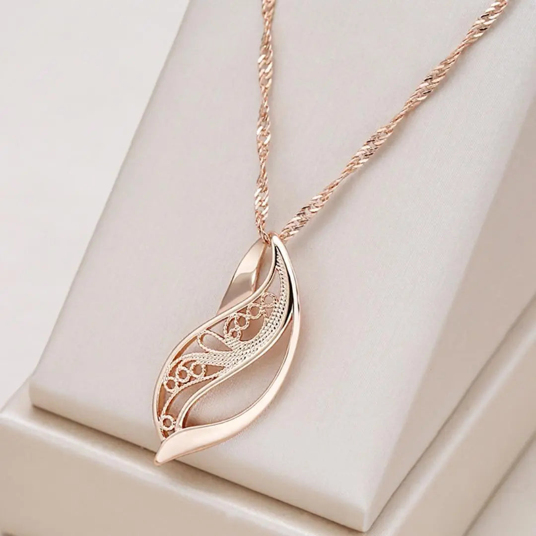 Elegante y armonioso collar en dorado