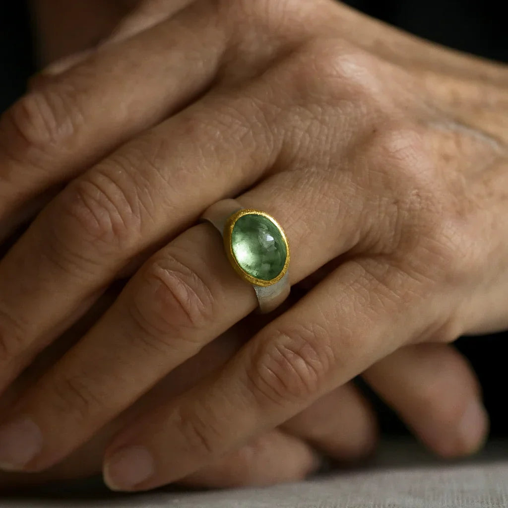 Anillo verde vintage con piedra redonda