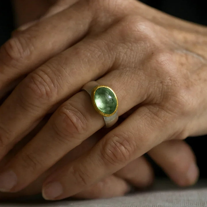 Anillo verde vintage con piedra redonda