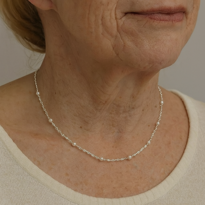Elegante collar de perlas brillantes