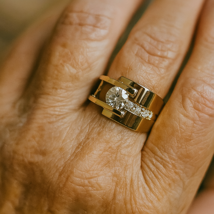 Anillo Vintage de Oro con Circonia Irregular