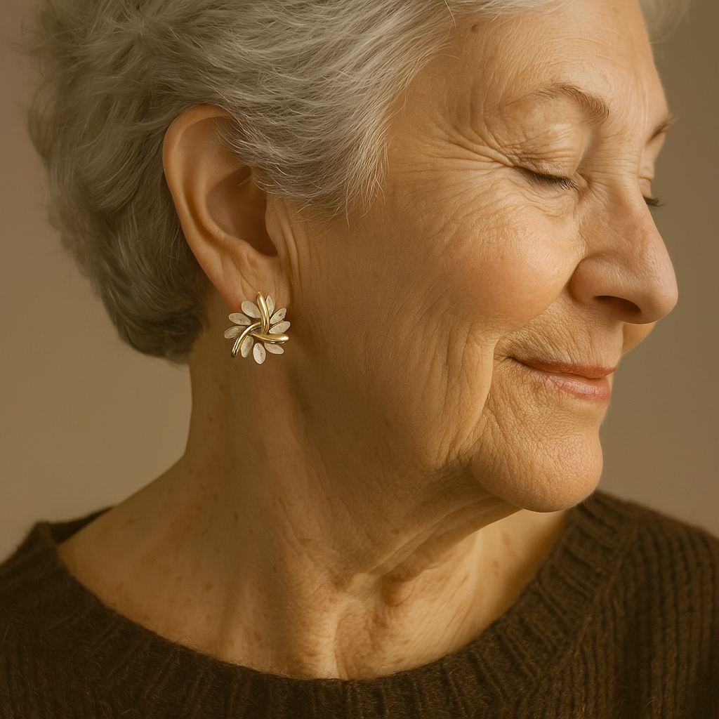 Elegantes y refinados pendientes con pétalos de ópalo en oro