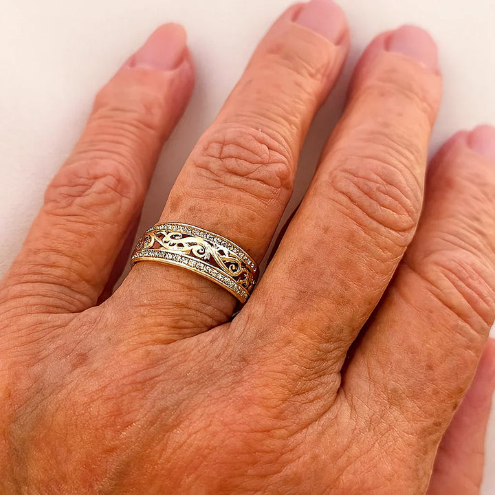 Anillo dorado brillante y hueco