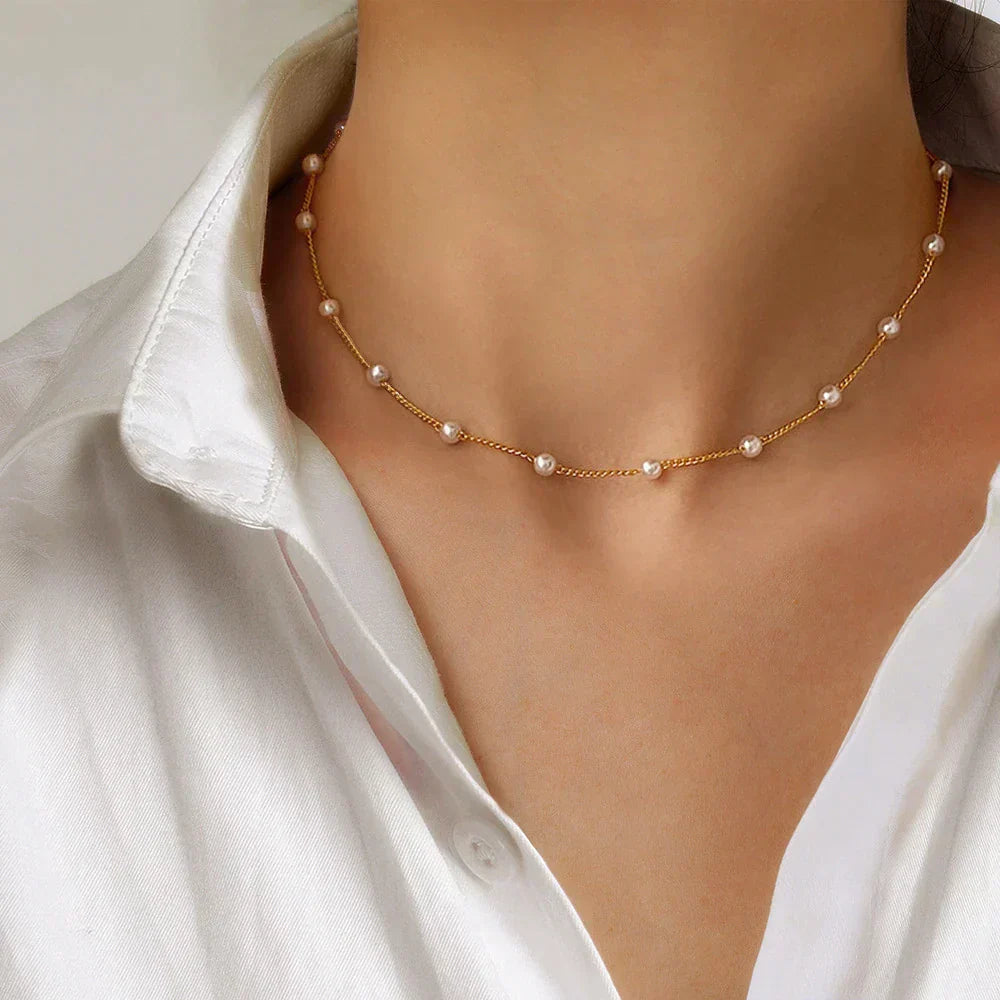 Collar pequeño de perlas en oro