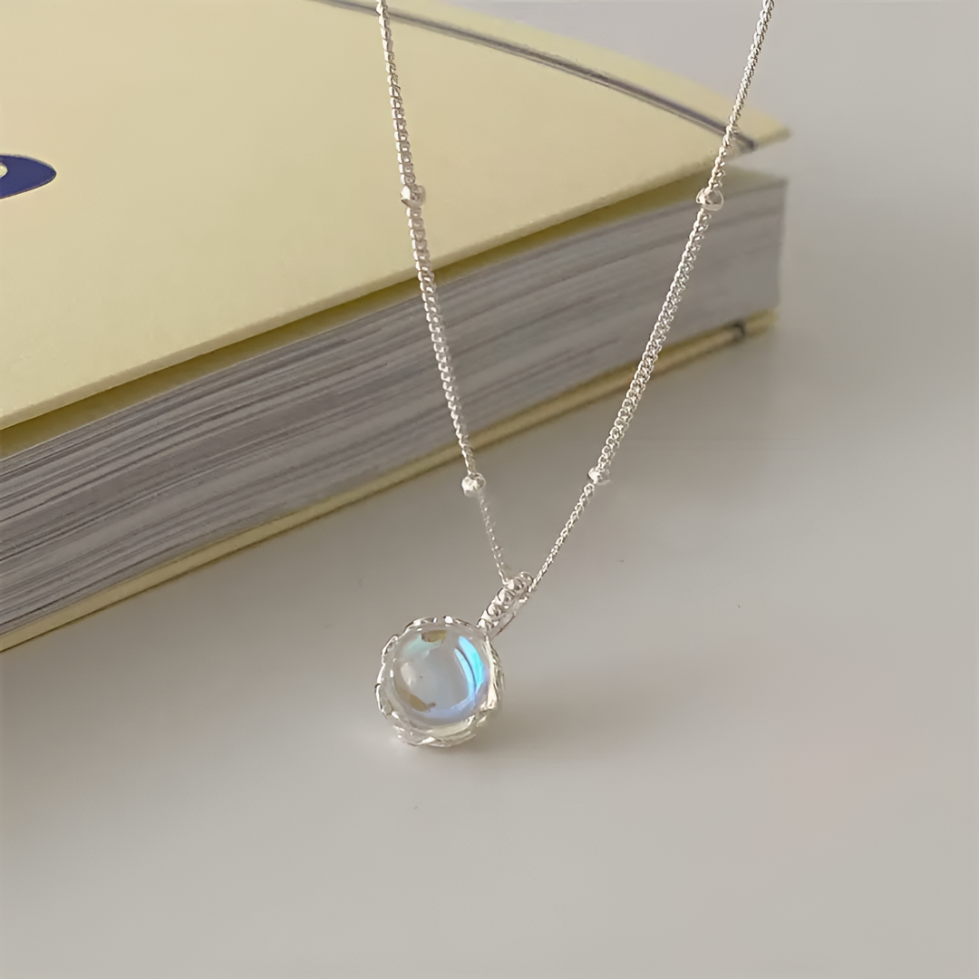 Collar con piedra de luna llena