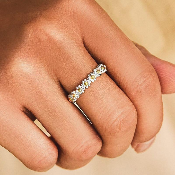 Anillo ajustable en plata y esmalte pintado a mano con margaritas