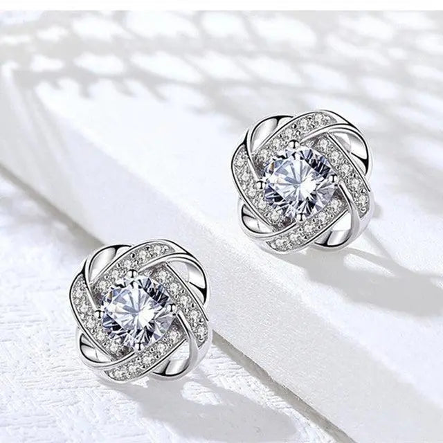 Pendientes cruzados en espiral de flor