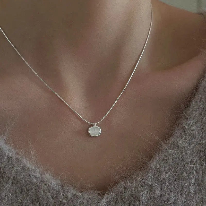 Collar clásico con colgante solitario en plata