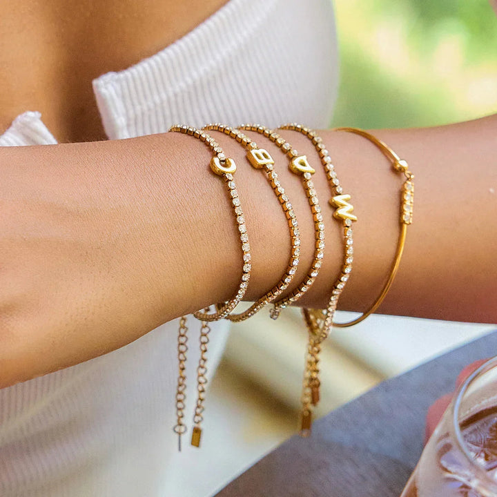 Pulsera Elegante de Oro con Letra en Burbuja