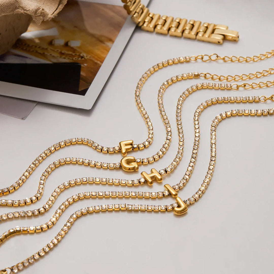Pulsera Elegante de Oro con Letra en Burbuja