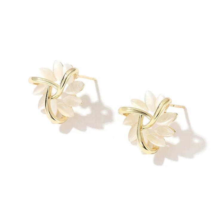 Elegantes y refinados pendientes con pétalos de ópalo en oro
