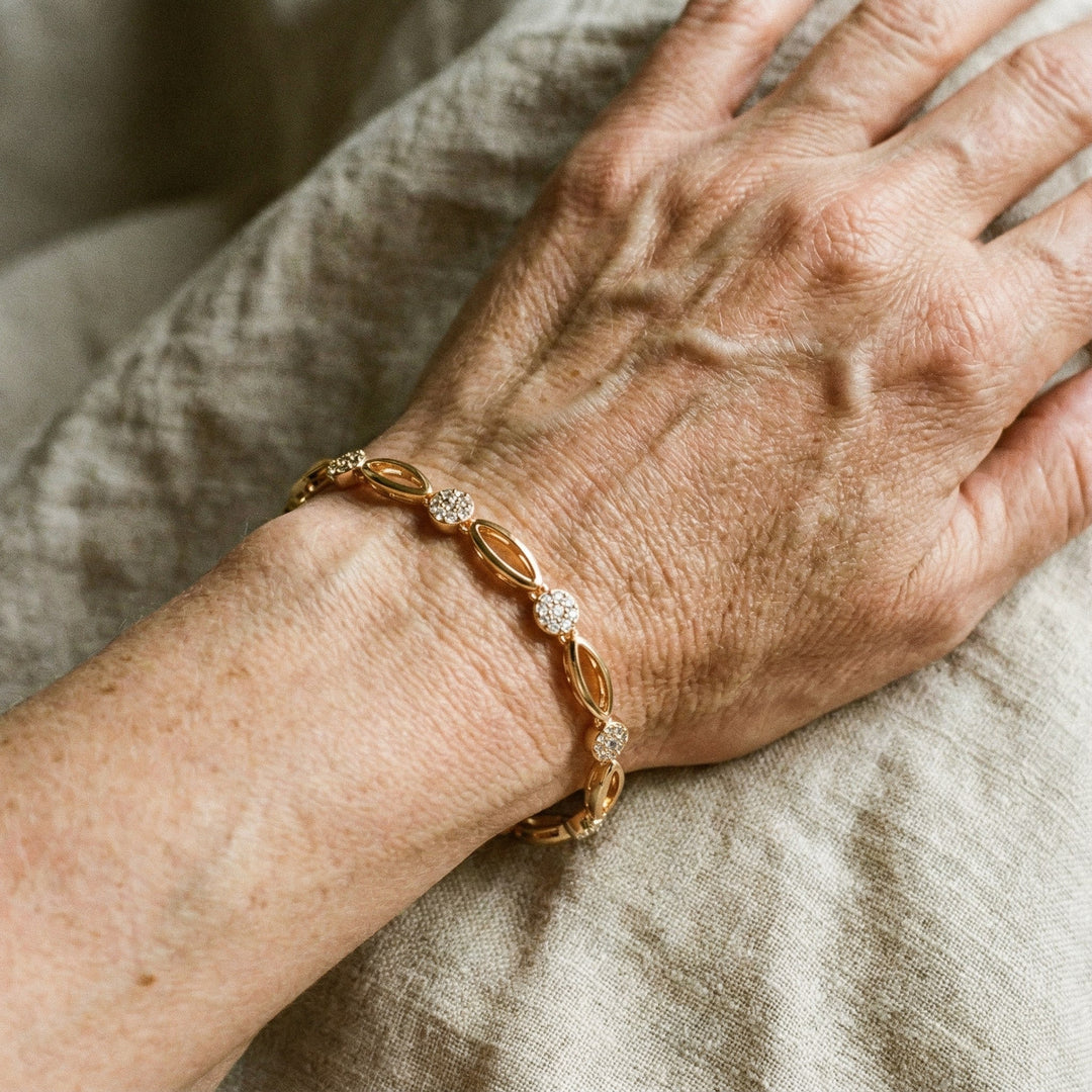 Elegante pulsera chapada en oro