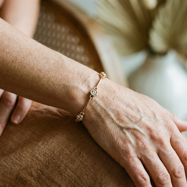 Elegante pulsera con circonitas en oro