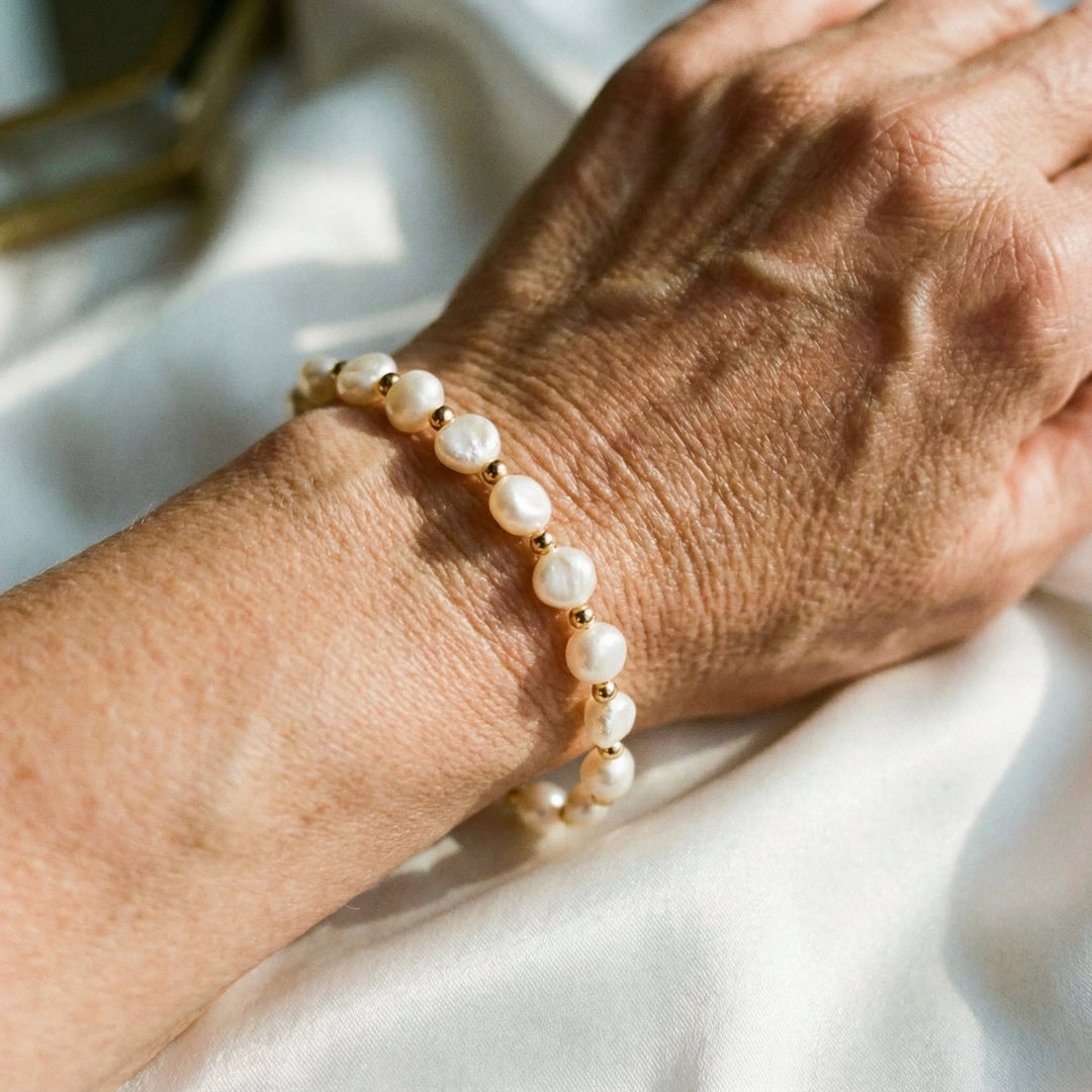 Pulsera vintage blanca con perlas y oro