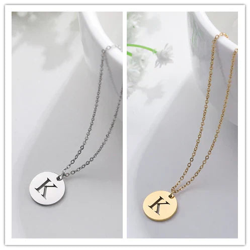 Collar de Oro con Colgante de Letra Elegante