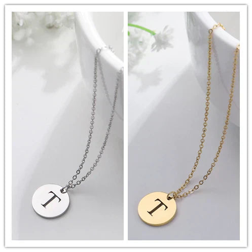 Collar de Oro con Colgante de Letra Elegante