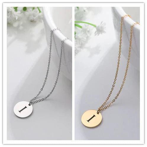 Collar de Oro con Colgante de Letra Elegante