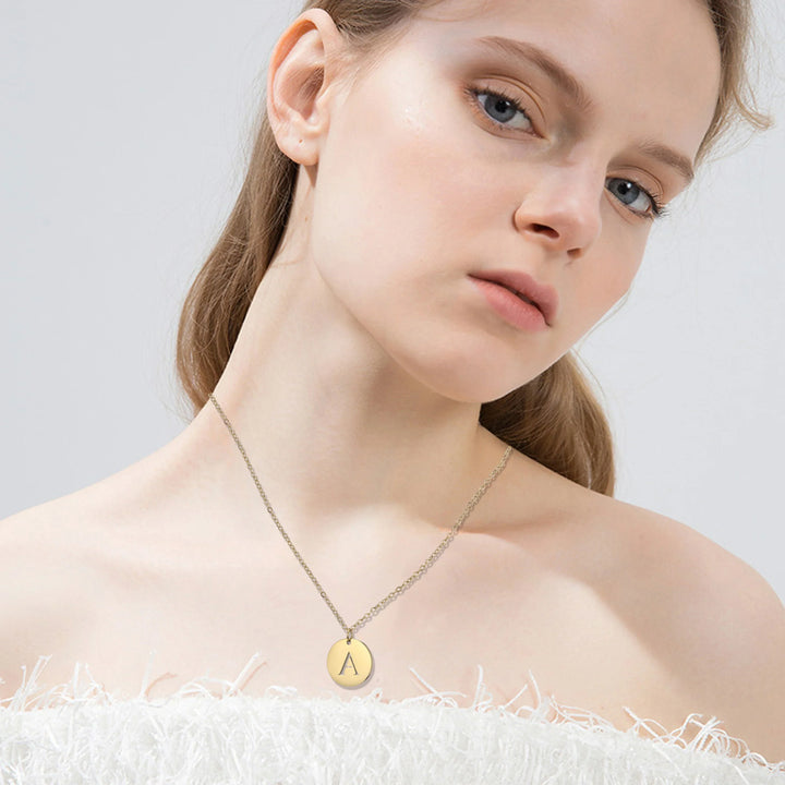 Collar de Oro con Colgante de Letra Elegante