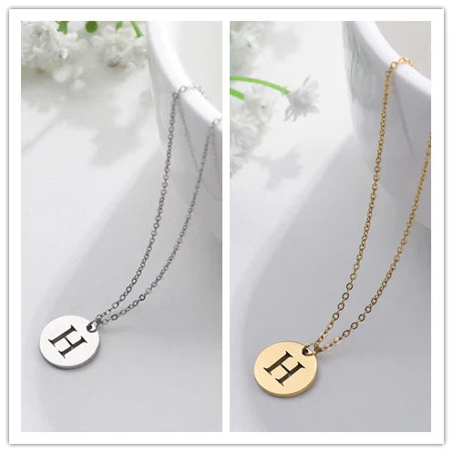 Collar de Oro con Colgante de Letra Elegante