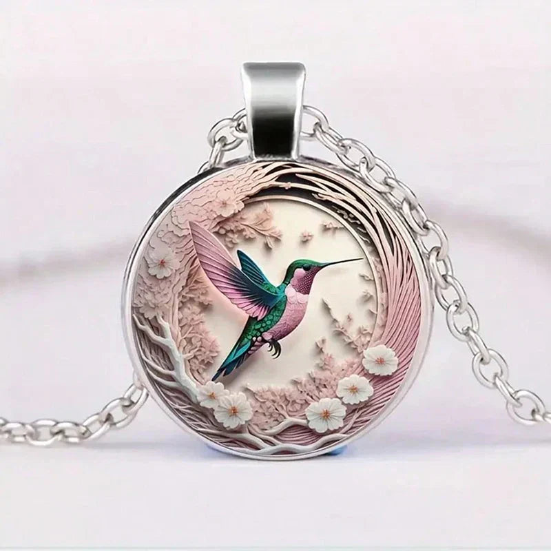 Collar con Colgante en Forma de Colibrí con Cúpula de Cristal