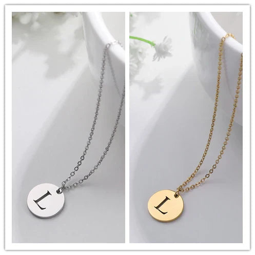 Collar de Oro con Colgante de Letra Elegante