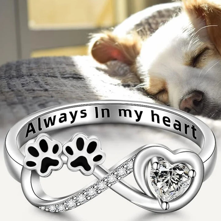 Anillo con Circonitas en Forma de Huella con Diseño de Corazón e Infinito