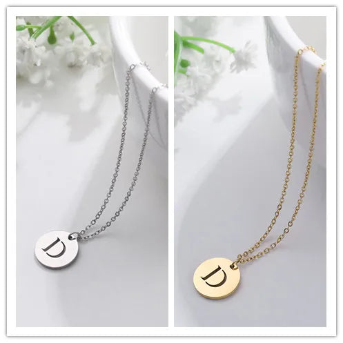 Collar de Oro con Colgante de Letra Elegante