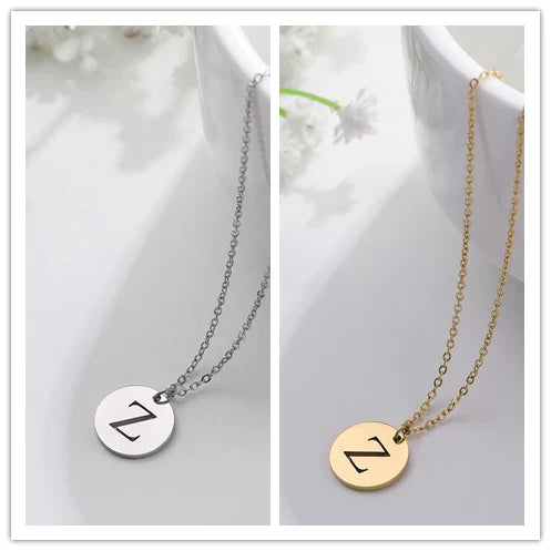 Collar de Oro con Colgante de Letra Elegante
