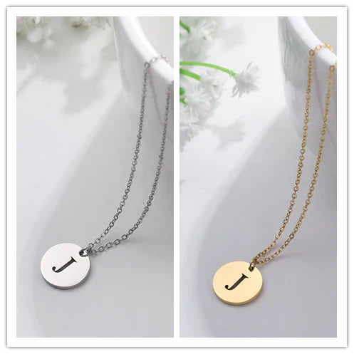Collar de Oro con Colgante de Letra Elegante