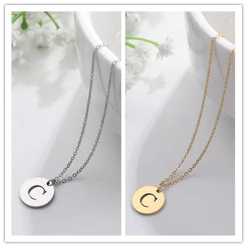 Collar de Oro con Colgante de Letra Elegante