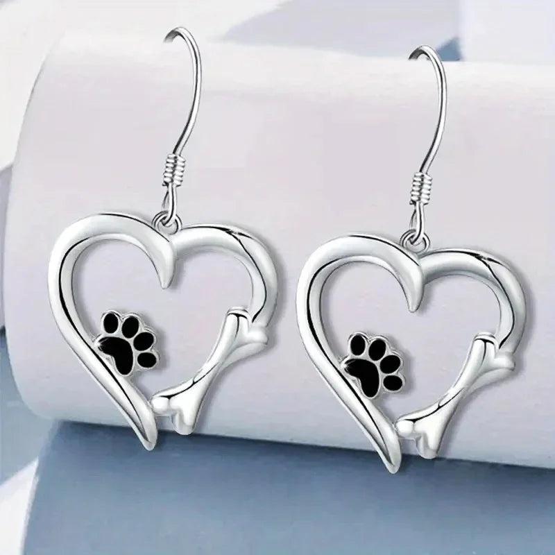 Pendientes de plata con diseño de corazón y pata