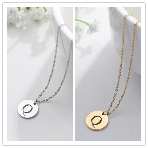 Collar de Oro con Colgante de Letra Elegante