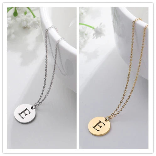 Collar de Oro con Colgante de Letra Elegante
