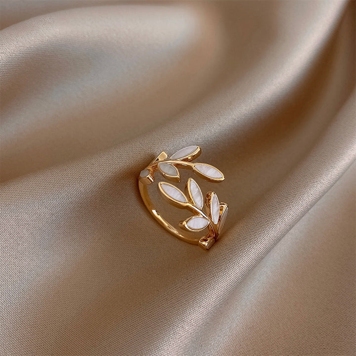 Anillo ajustable con hoja de ópalo blanco en oro