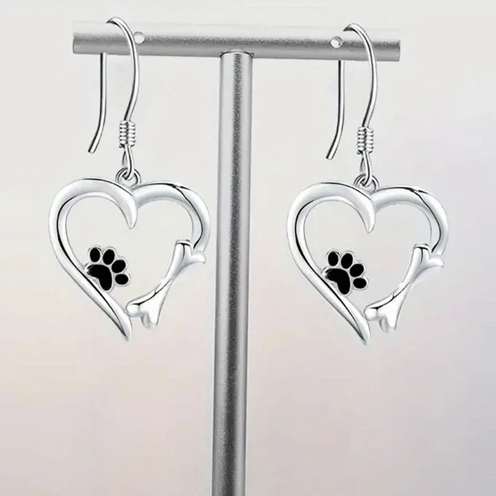 Pendientes de plata con diseño de corazón y pata