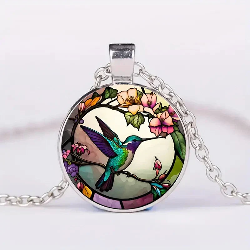 Collar con Colgante en Forma de Colibrí con Cúpula de Cristal