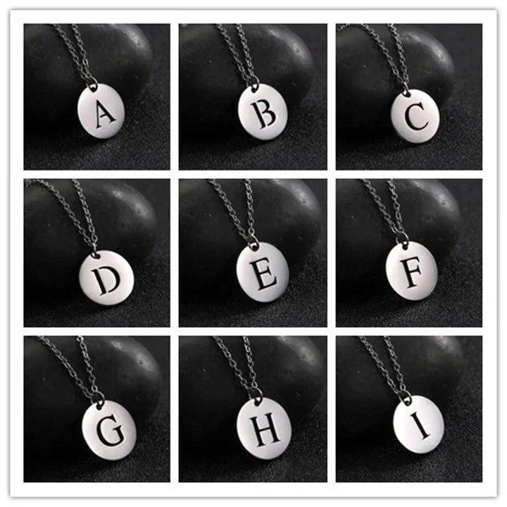 Collar de Oro con Colgante de Letra Elegante