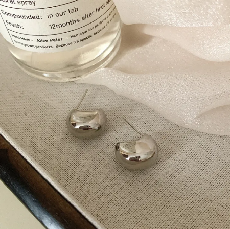 Pendientes irregulares de metal