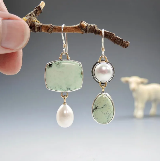 Pendientes asimétricos de perla y esmalte verde