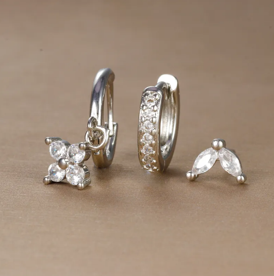 Conjunto de pendientes con diamantes en forma de flor