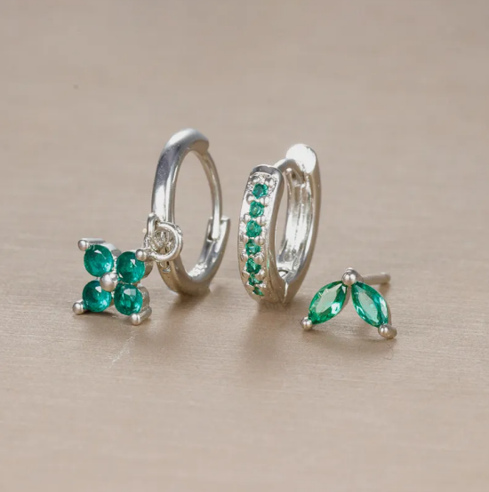 Conjunto de pendientes con diamantes en forma de flor