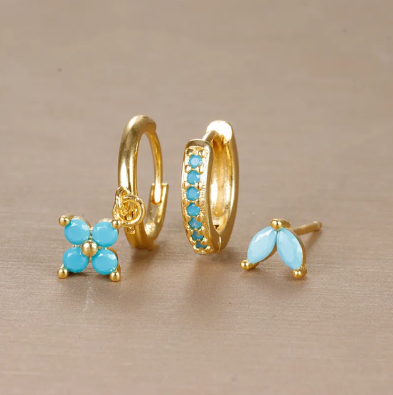 Conjunto de pendientes con diamantes en forma de flor