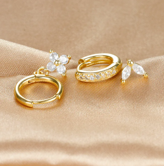 Conjunto de pendientes con diamantes en forma de flor