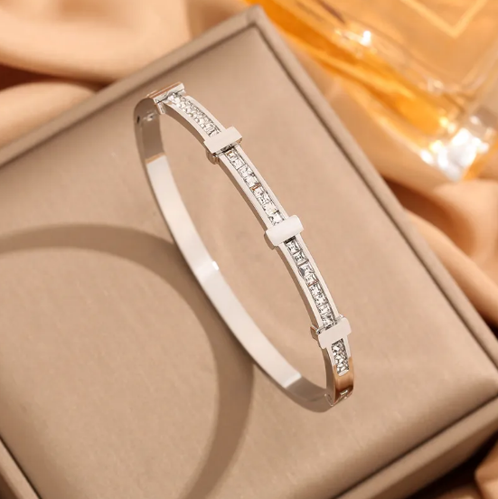 Pulsera abierta geométrica sencilla con dos capas de circonita