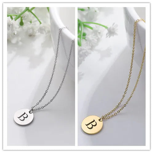 Collar de Oro con Colgante de Letra Elegante